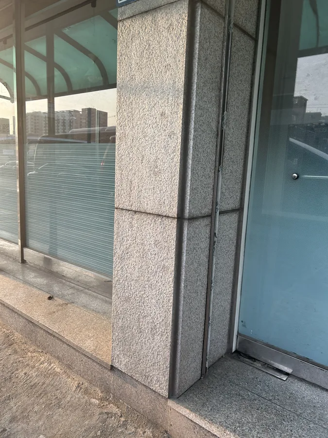 화강석 코너 기둥 오염 제거 후