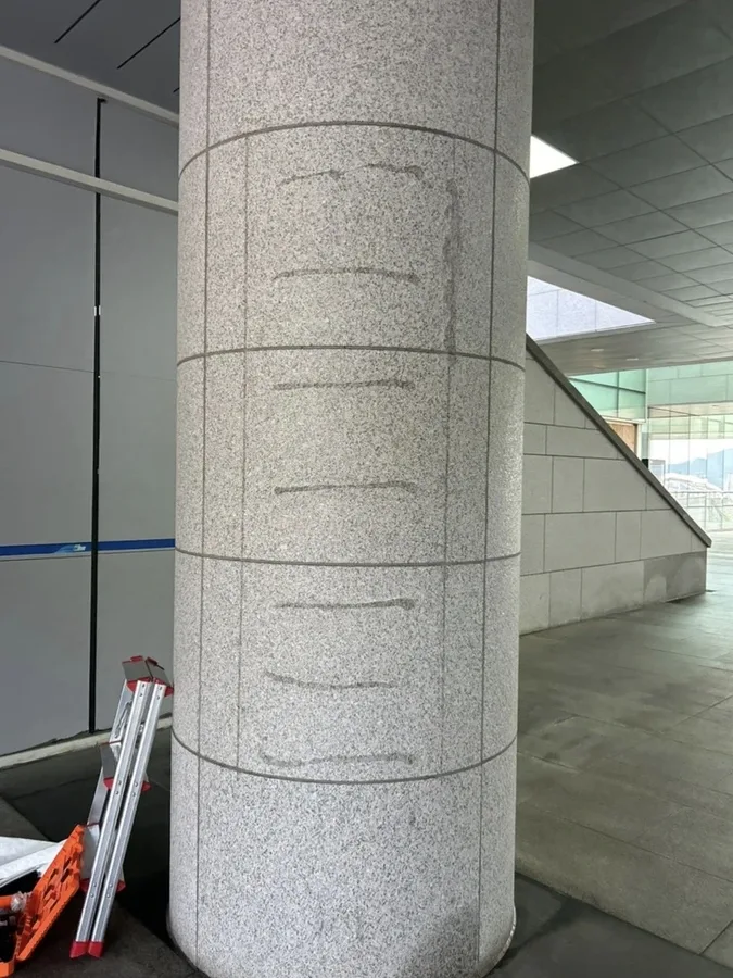 정기 관리 대상 건물 로비 기둥 확인