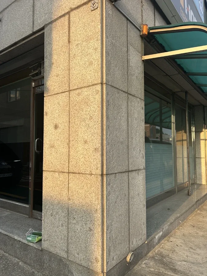 건물 외벽 석재 마감 오염 확인