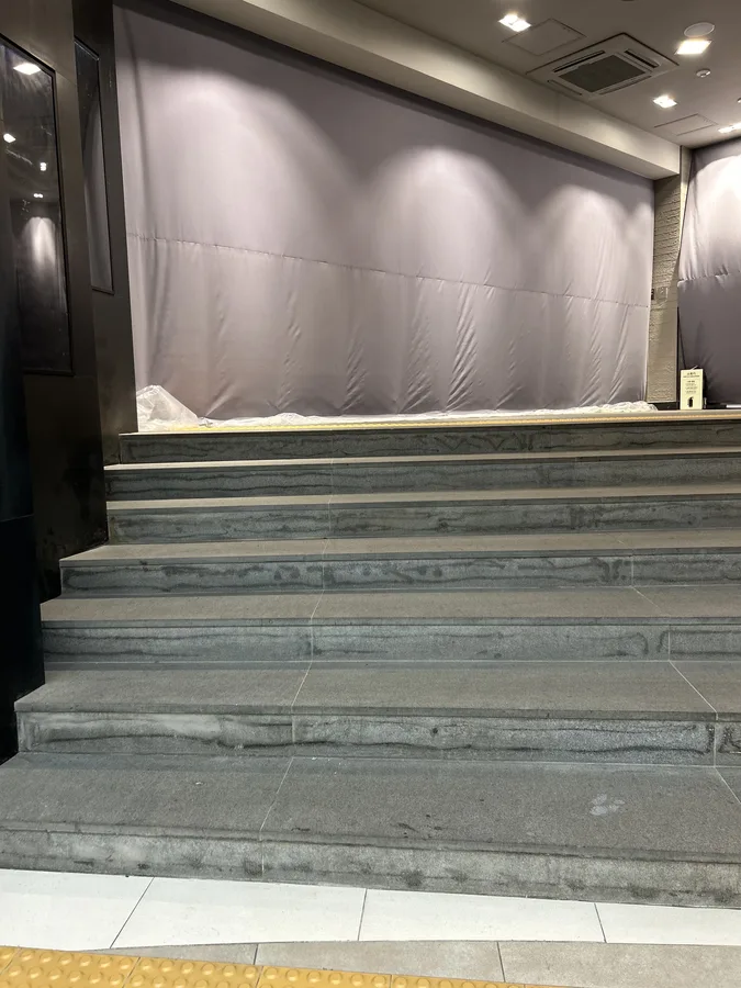 건물 진입부 계단 벽면 시공 전
